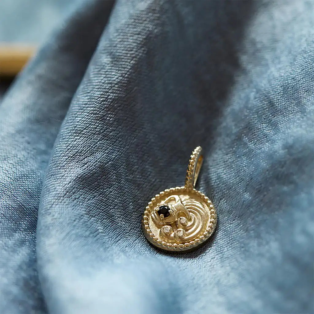 Aquarius pendant gold