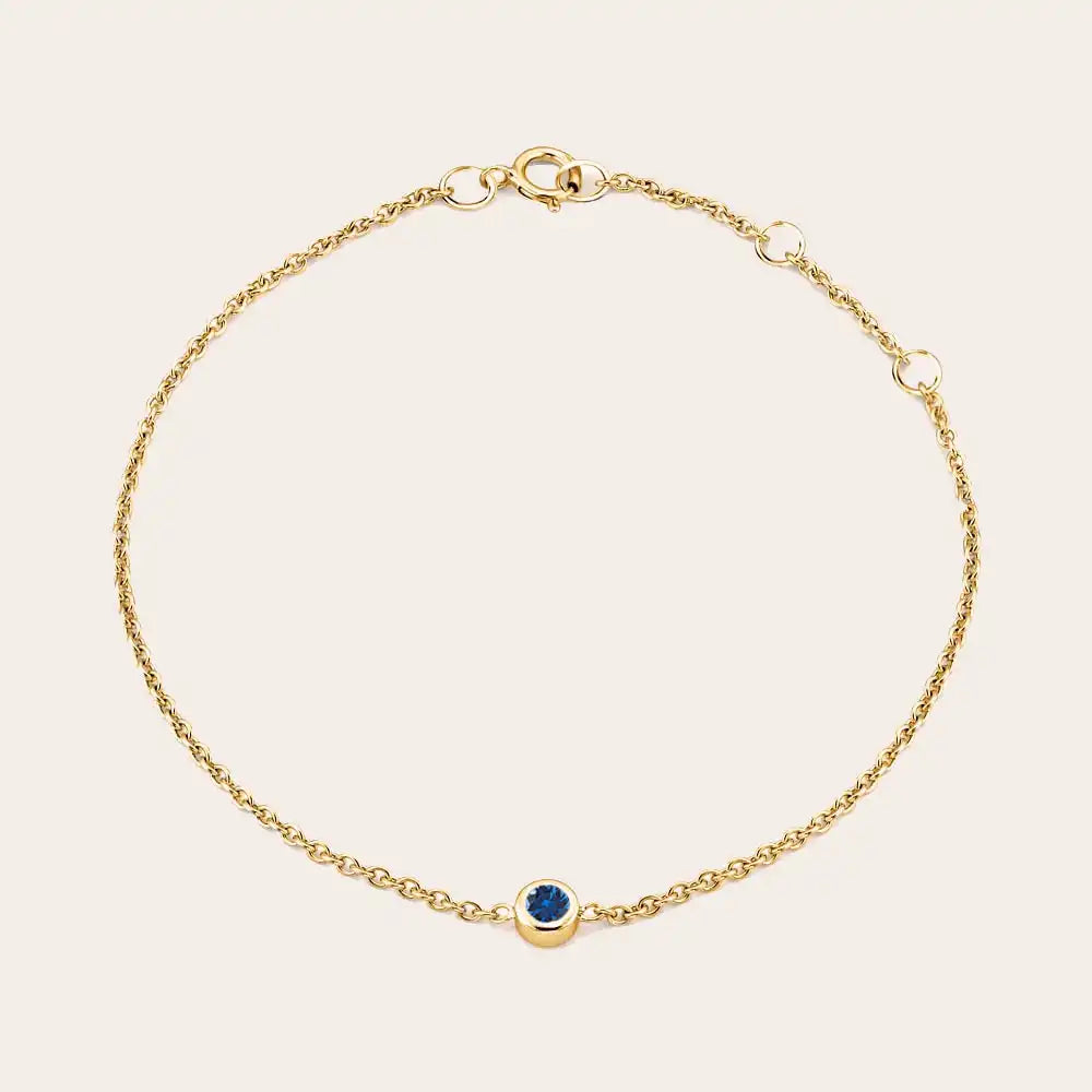 Bezel-set sapphire bracelet in yellow gold, close-up of stone setting yellow gold variant--14K-yellow-gold variant--Sapphire
