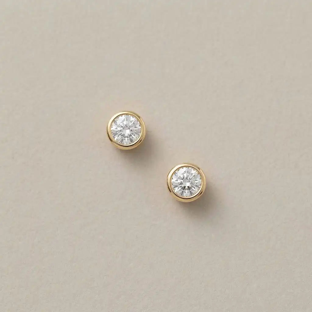 Diamond, White Topaz, or White Sapphire: Which April Birthstone Should You Buy?