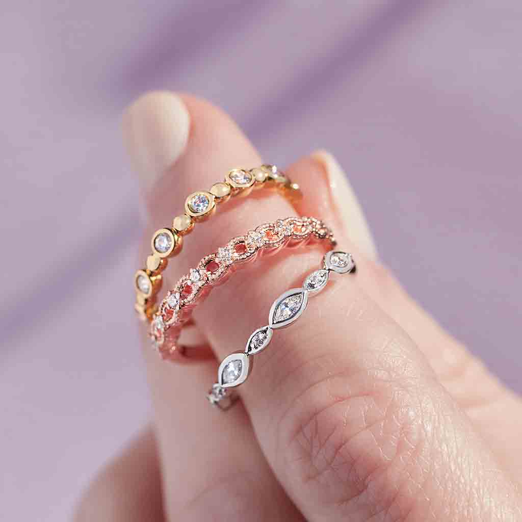 Swing diamond band in 14K gold, three-quarter angle