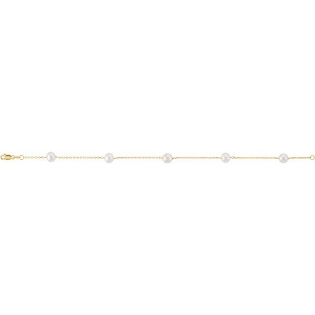 Pearl station bracelet in 14K gold, close-up of pearl and chain detail