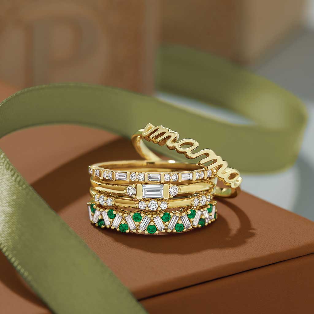 Shorty stackable diamond band in 14K gold, close-up of diamonds