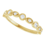 Swing diamond band in 14K gold, close-up of accent stone variant--Round variant--14K-yellow-gold variant--Diamond-Nat