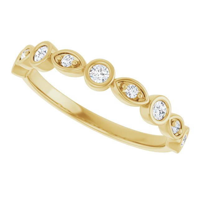 Swing diamond band in 14K gold, close-up of accent stone variant--Round variant--14K-yellow-gold variant--Diamond-Lab