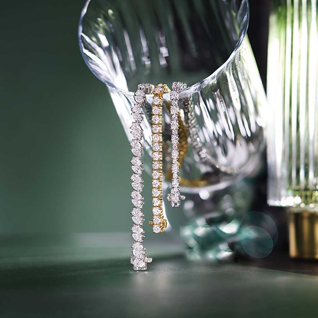 Mixed pear diamond tennis bracelet in 14K gold, curved product view