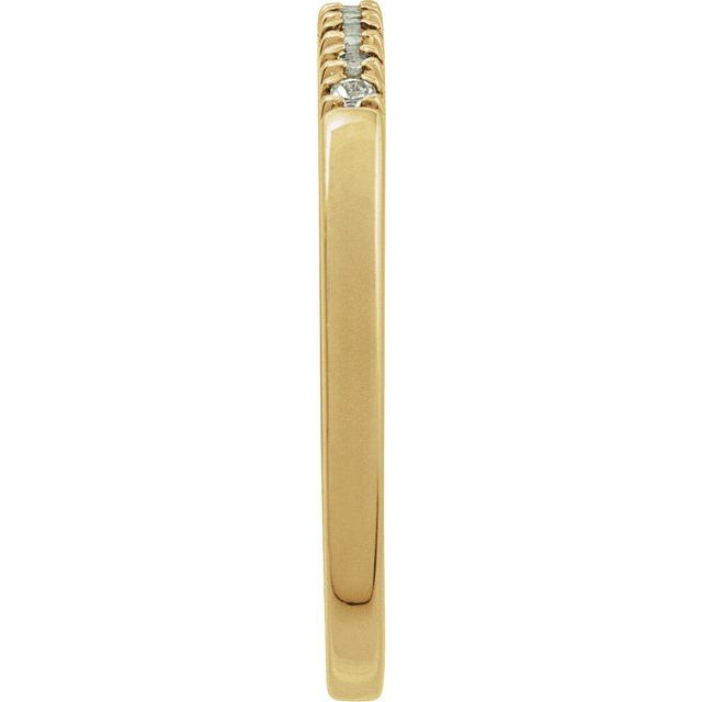 French-set aquamarine ring in solid yellow gold detail view