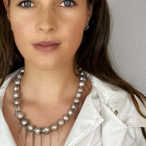 Organic freshwater pearl necklace with modern movement